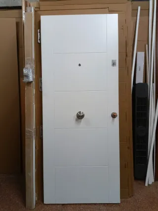 Puerta blindada blanca y roble bonita