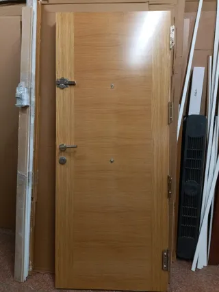 Puerta blindada blanca y roble bonita