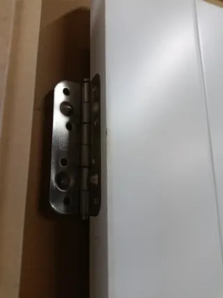 Puerta blindada blanca y roble bonita