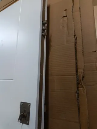 Puerta blindada blanca y roble bonita