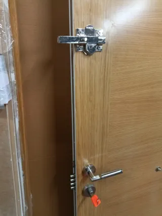 Puerta blindada blanca y roble bonita