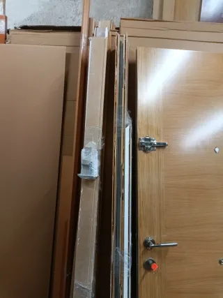 Puerta blindada blanca y roble bonita