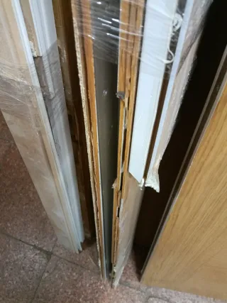 Puerta blindada blanca y roble bonita