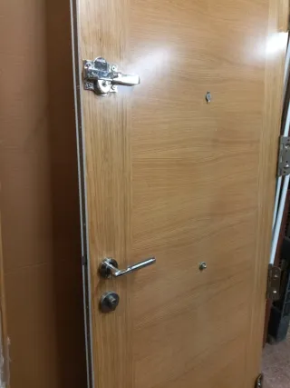 Puerta blindada blanca y roble bonita