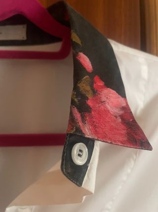 Camisa blanca algodón con estampado floral