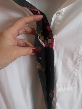 Camisa blanca algodón con estampado floral