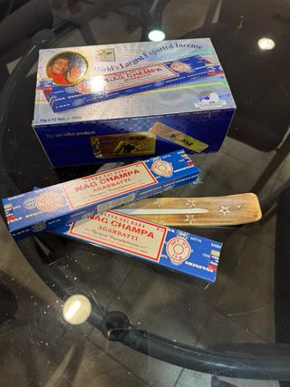 2 Inciensos Nag Champa + Barquita