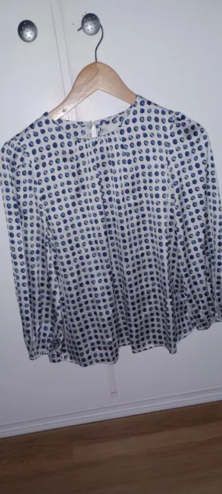 Blusa satinada mujer lunares azul