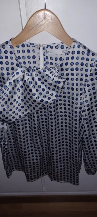 Blusa satinada mujer lunares azul