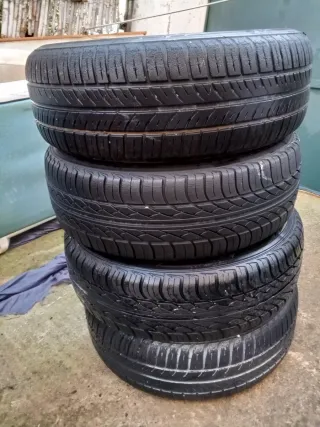 4 Neumáticos 185 65 R14 con llantas oxidado