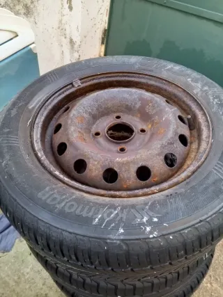 4 Neumáticos 185 65 R14 con llantas oxidado