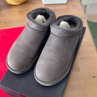 Botas       UGG      Gris      Talla     37