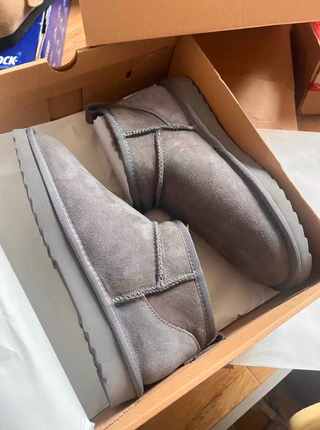 Botas       UGG       grises