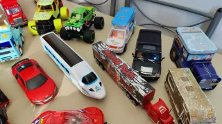 Lote de coches y trenes de juguete