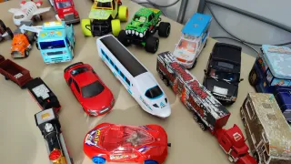 Lote de coches y trenes de juguete
