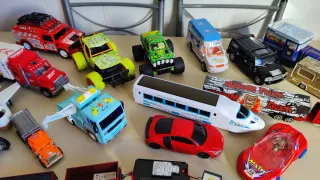 Lote de coches y trenes de juguete