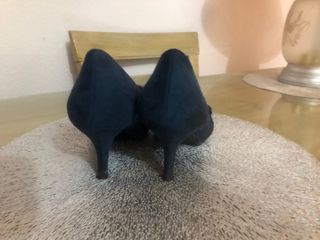 Zapatos de tacón azul con lazo