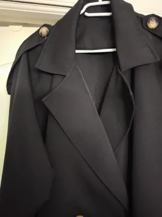 Gabardina corta negra