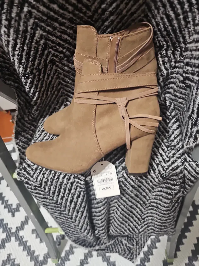 Botines beige con flecos