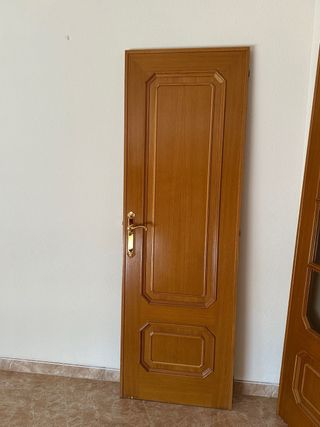 Puerta de roble con manilla dorada