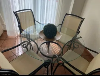 Mesa forja y cristal con 4 sillones