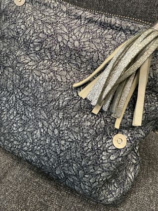 Bolso personalizado gris y plateado