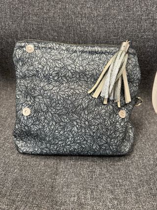 Bolso personalizado gris y plateado