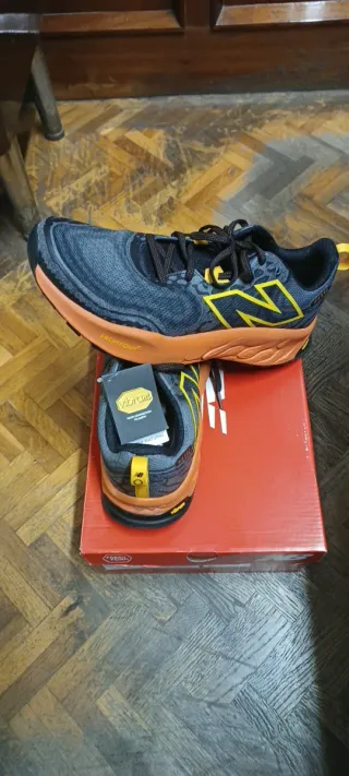 New Balance Fresh Foam X Hierro V8 Gris Naranja