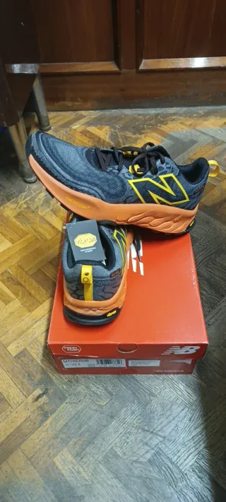 New Balance Fresh Foam X Hierro V8 Gris Naranja