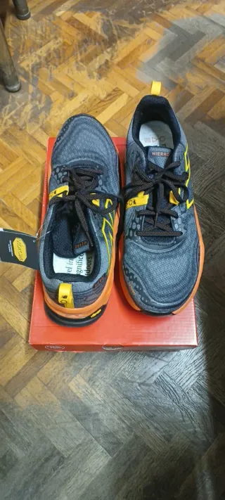 New Balance Fresh Foam X Hierro V8 Gris Naranja