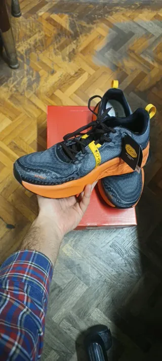 New Balance Fresh Foam X Hierro V8 Gris Naranja