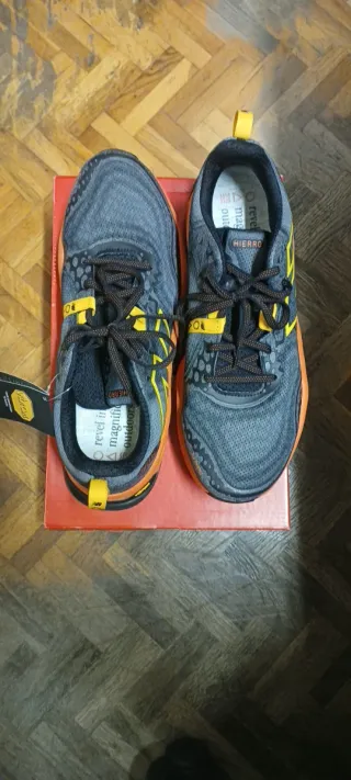 New Balance Fresh Foam X Hierro V8 Gris Naranja