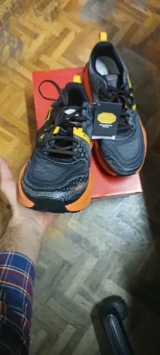 New Balance Fresh Foam X Hierro V8 Gris Naranja