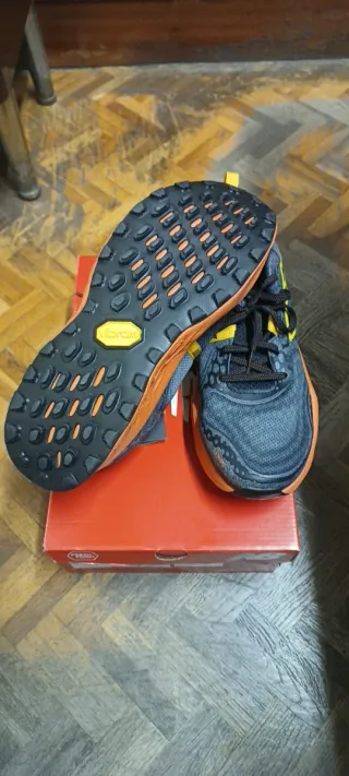 New Balance Fresh Foam X Hierro V8 Gris Naranja