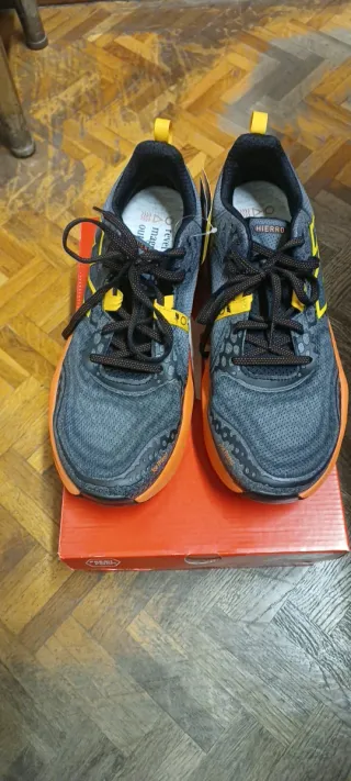 New Balance Fresh Foam X Hierro V8 Gris Naranja