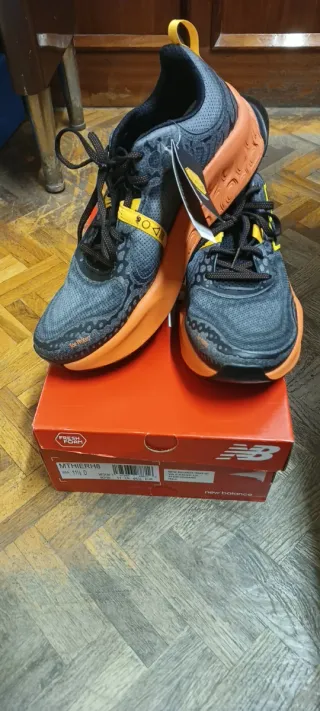 New Balance Fresh Foam X Hierro V8 Gris Naranja