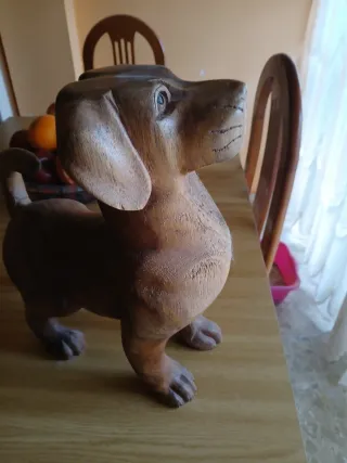 Talla de perro de madera