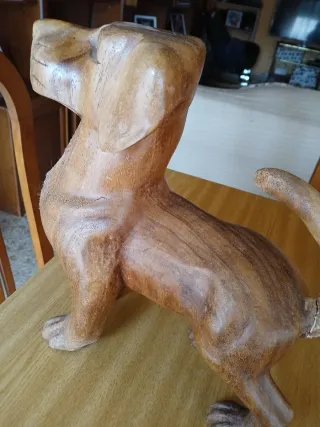Talla de perro de madera