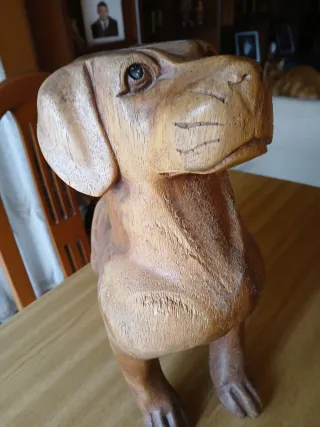 Talla de perro de madera