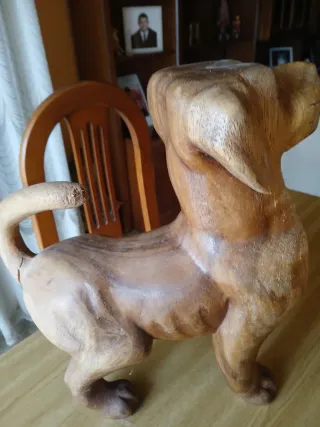 Talla de perro de madera