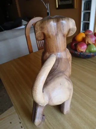 Talla de perro de madera
