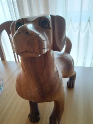 Talla de perro de madera