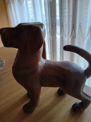 Talla de perro de madera