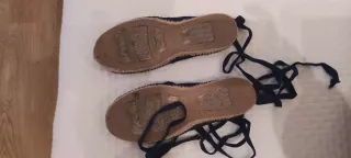 Alpargatas azules con cintas