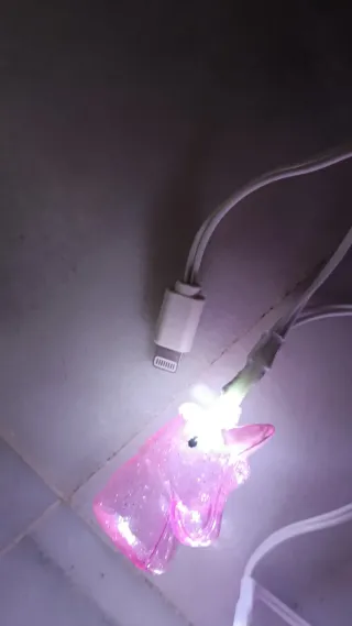 Cable iPhone con luces LED unicornio