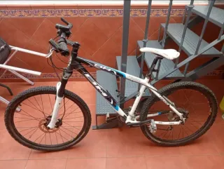 Bicicleta BH blanca y negra