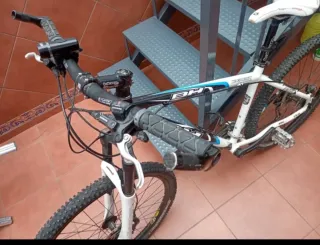 Bicicleta BH blanca y negra