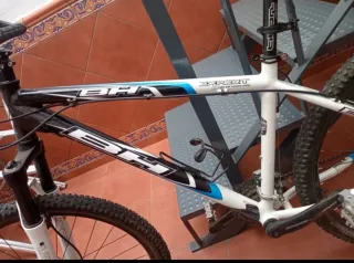 Bicicleta BH blanca y negra