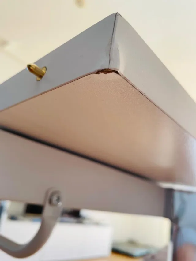 Mesa de comedor extensible blanca y plateada