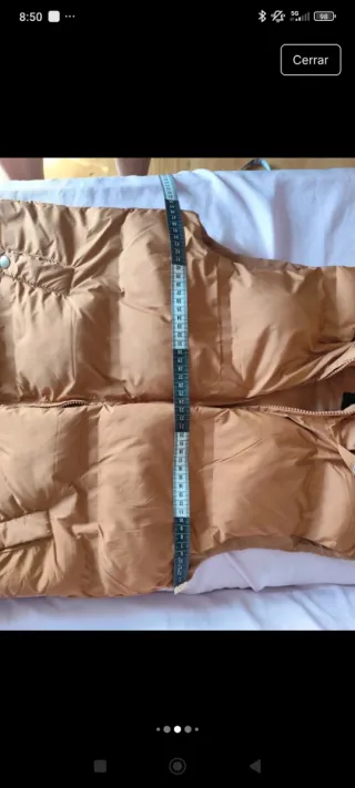 Chaleco acolchado camel con capucha